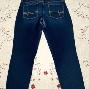 Levi’s DENIZEN Denim Modern Ankle SKINNY Jeans.
